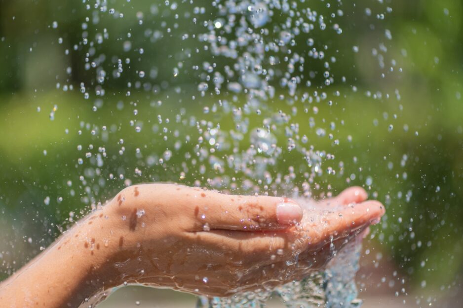 Apa: la ce ne foloseste sa ne conectam cu ea?